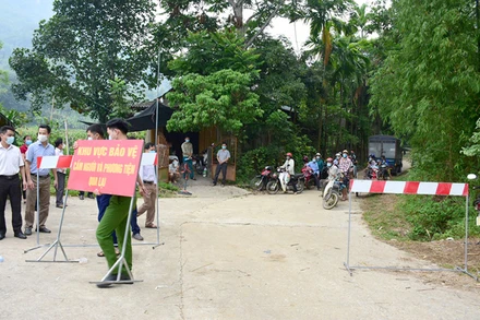 Lực lượng chức năng dỡ khoanh vùng cách ly tại thôn Khuôn Khoai, xã Yên Nguyên, huyện Chiêm Hóa, tỉnh Tuyên Quang.