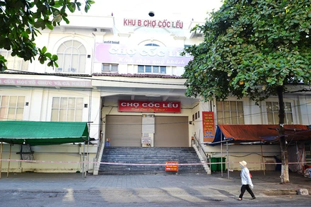 Lực lượng chức năng thực hiện phong tỏa khu B, chợ Cốc Lếu, thành phố Lào Cai. 