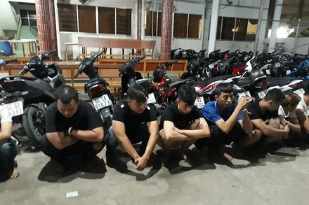 Những đối tượng đua xe và cổ vũ đua xe trái phép bị ngăn chặn, bắt giữ. 