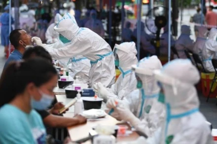 Người dân thành phố Quảng Châu xét nghiệm axit nucleic.