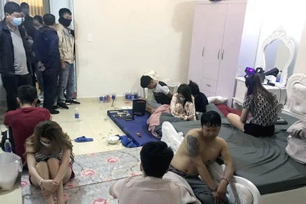 Lực lượng chức năng bắt quả tang nhóm thanh niên thuê biệt thự “bay lắc” và sử dụng trái phép chất ma túy giữa mùa dịch.