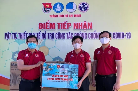 Đoàn thanh niên ngành điện trao tặng kinh phí và khẩu trang ủng hộ cho ngành y tế chống dịch