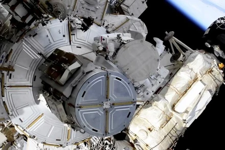 Phi hành gia người Pháp Thomas Pesquet và phi hành gia NASA Shane Kimbrough đã tham gia vào một chuyến đi bộ ngoài không gian vào ngày 16-6 để trang bị cho Trạm vũ trụ quốc tế những tấm pin mặt trời mới. Ảnh cắt từ clip của NASA.