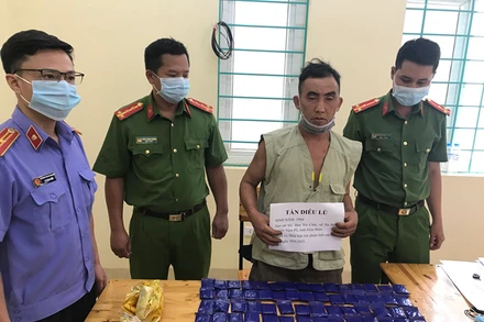 Tẩn Diêu Lù cùng tang vật là 18 nghìn viên ma túy tổng hợp.