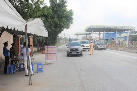 Hoạt động của chốt kiểm soát Covid-19 tỉnh Đồng Nai trên Quốc lộ 1K, giáp ranh với tỉnh Bình Dương.