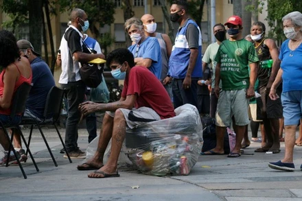 Người vô gia cư chờ tiêm vaccine AstraZeneca tại Rio de Janeiro, Brazil. (Ảnh: Reuters)