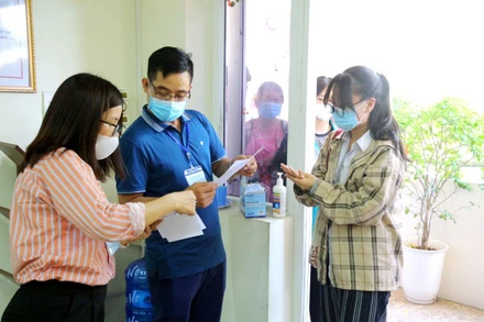 Các thí sinh bước vào thi môn đầu tiên Ngoại ngữ trong sáng 1-6.