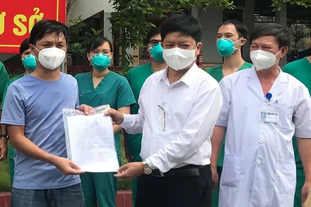 Ông Nguyễn Trọng Khoa, Cục trưởng Cục Quản lý Khám, chữa bệnh chúc mừng bệnh nhân ra viện.