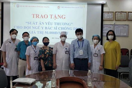 Trao tặng các suất ăn tới các y bác sĩ Bệnh viện Đa khoa tỉnh Bắc Giang.