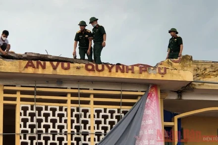 Cán bộ, chiến sỹ Ban chỉ huy quân sự huyện Quỳnh Phụ, tỉnh Thái Bình hỗ trợ khắc phục hậu quả lốc xoáy tại trường Tiểu học và THCS An Vũ.