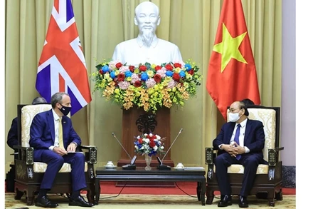 Chủ tịch nước Nguyễn Xuân Phúc tiếp Bộ trưởng thứ nhất, Bộ trưởng Bộ Ngoại giao và Phát triển Anh Dominic Raab. (Ảnh: TTXVN)