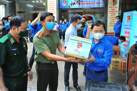 Các đại biểu dự lễ phát động chiến dịch tham gia vận chuyển trang thiết bị y tế, nhu yếu phẩm hỗ trợ các địa phương chịu ảnh hưởng của dịch Covid-19.