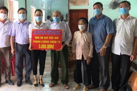 Cụ ông Nguyễn Văn Cúc ủng hộ Quỹ vaccine phòng, chống Covid-19, số tiền 5 triệu đồng.