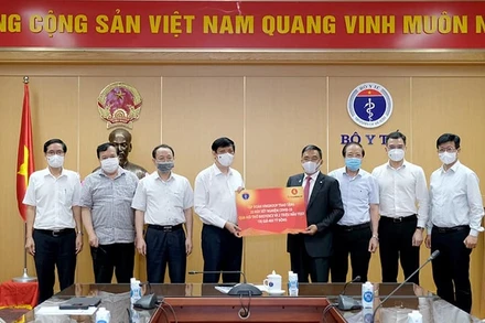 Bộ trưởng Nguyễn Thanh Long tiếp nhận máy xét nghiệm Covid-19 qua hơi thở từ Tập đoàn Vingroup. 