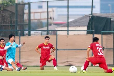 Các cầu thủ đội tuyển Việt Nam trong buổi tập ngày 12-6. (Ảnh: HOÀNG LINH/TTXVN)