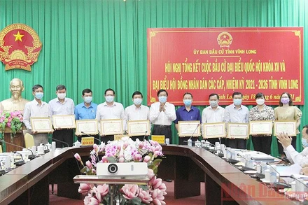 Bí thư Tỉnh ủy Vĩnh Long Bùi Văn Nghiêm trao tặng bằng khen cho các tập thể, cá nhân tiêu biểu có thành tích trong cuộc bầu cử.