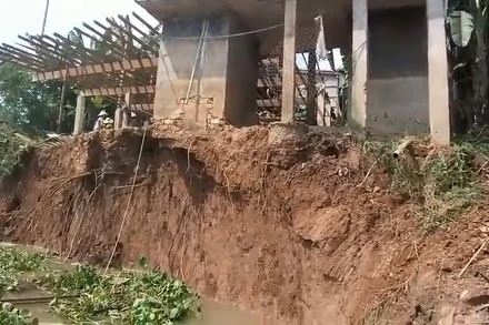 Di dời cấp tốc sáu hộ dân trong vùng sạt lở