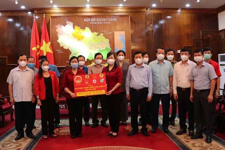 Trưởng ban Ban Dân vận Trung ương động viên người dân Bắc Ninh chống dịch Covid-19