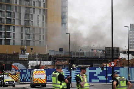 Lực lượng cứu hộ có mặt tại hiện trường vụ cháy. Ảnh: Reuters