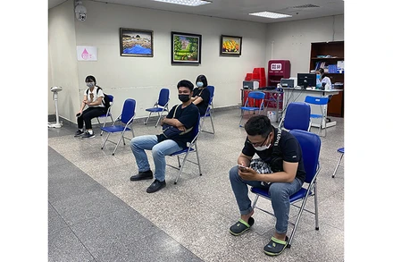 Người tham gia hiến máu trong lúc đợi kết quả xét nghiệm đều bảo đảm ngồi giãn cách. 