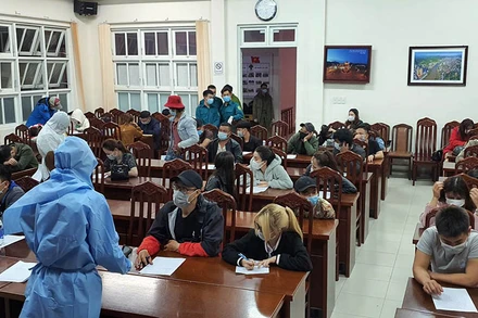 Toàn bộ khách hát của hai quán karaoke Victory và Điểm hẹn được đưa về UBND phường 10, TP Đà Lạt để tiếp tục xử lý vụ việc.