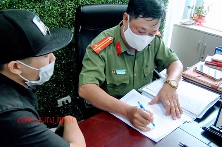 Công an Hải Phòng làm việc với các đối tượng tại văn phòng Công ty trách nhiệm hữu hạn một thành viên ANT Group (Cầu Giấy, Hà Nội).