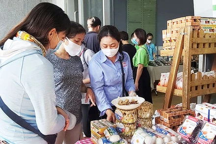 Do dịch bệnh nên các hộ gia đình tích trữ nhiều trứng cho bữa ăn.