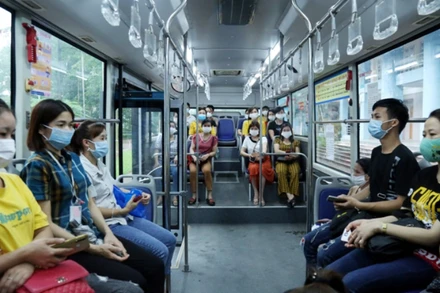 Hành khách đi xe buýt tỉnh Vĩnh Phúc giữ khoảng cách, đeo khẩu trang theo quy định.