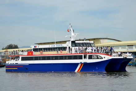 Một trong những tàu cao tốc chạy tuyến Phan Thiết - Phú Quý và ngược lại.