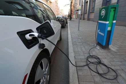 Trạm sạc pin xe điện trên đường phố ở Nga. (Ảnh: TASS)