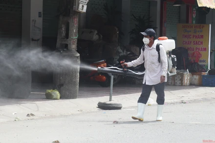 Phun khử trùng khu vực chợ Vinh.