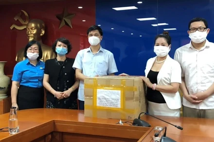 Tổng Liên đoàn Lao động Việt Nam tiếp nhận 25.000 khẩu trang ủng hộ công nhân lao động