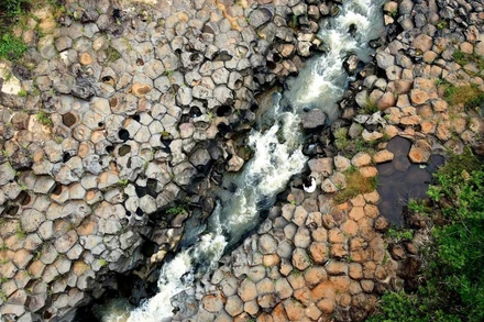 Nhìn từ trên cao, bãi đá đĩa suối Jrai Phă như một tổ ong khổng lồ (Ảnh: Wanderlust)