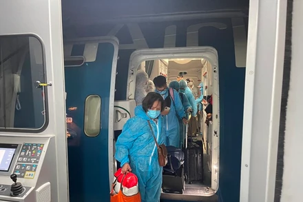 Đưa 240 công dân Việt Nam từ Hoa Kỳ về nước