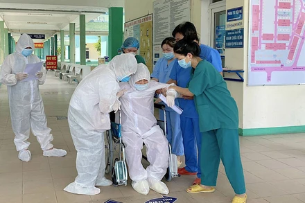 Bệnh nhân 81 tuổi nhiễm Covid-19 tại Đà Nẵng hồi sinh diệu kỳ, xuất viện sáng 15-6.