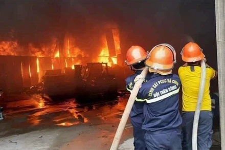 Lực lượng chữa cháy Công an Nghệ An nỗ lực dập tắt đáp cháy. (Ảnh: DOÃN HÒA)