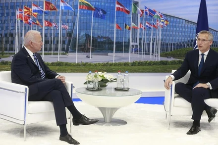 Tổng Thư ký NATO Stoltenberg và Tổng thống Mỹ Biden trong cuộc gặp song phương bên lề Hội nghị cấp cao NATO, tại Bỉ, ngày 14-6. (Ảnh: AP)