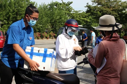 Người dân đến mua vải.