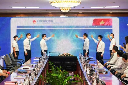 Lãnh đạo Bộ Công thương ấn nút khai trương giao diện mới của Cổng thông tin điện tử.