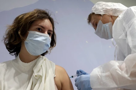 Nga nỗ lực đẩy nhanh chiến dịch tiêm phòng Covid-19. (Ảnh: TASS)