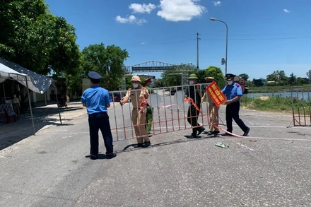 Lực lượng chức năng dỡ chốt phong tỏa ở các cửa ngõ ra vào TP Hà Tĩnh. 