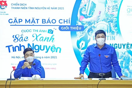 Đại diện Ban Tổ chức thông tin về thể lệ và các giải thưởng của Cuộc thi ảnh “Sắc xanh tình nguyện”.