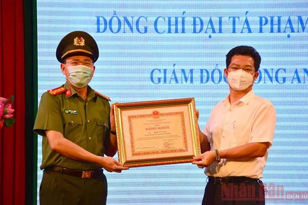 Đồng chí Trần Anh Dũng, Phó Chủ tịch Thường trực UBND tỉnh Nam Định trao bằng khen cho Đại tá Phạm Văn Long, Giám đốc Công an tỉnh.