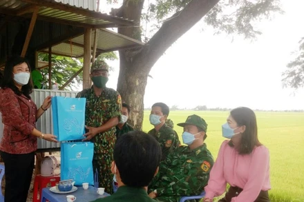 Đại diện Hội Liên hiệp Phụ nữ tỉnh An Giang thăm hỏi tặng quà các chiến sĩ tuyến đầu chống dịch. 