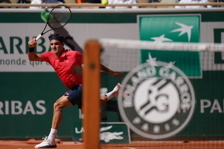 Roger Federer có chiến thắng “tốc hành” trong ngày trở lại mặt sân đất nện ở Roland Garros sau gần hai năm vắng mặt. (Ảnh: Roland Garros)