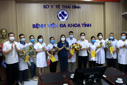 Tặng quà, động viên nhóm bác sĩ, điều dưỡng Bệnh viện đa khoa tỉnh Thái Bình lên đường chống dịch tại Bắc Ninh.