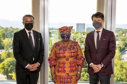 Từ trái qua phải: Tổng giám đốc WHO Tedros Adhanom Ghebreyesus, Tổng giám đốc WTO Ngozi Okonjo-Iweala và Tổng giám đốc WIPO Daren Tang. (Ảnh: WHO)