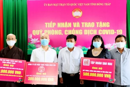 Ủy ban Mặt trận Tổ quốc Việt Nam tỉnh Đồng Tháp tiếp nhận ủng hộ từ doanh nghiệp, tổ chức tôn giáo. (Ảnh: NGUYỆT ÁNH)