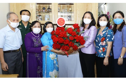 Phó Chủ tịch nước Võ Thị Ánh Xuân thăm gia đình tiêu biểu ở Hà Nội