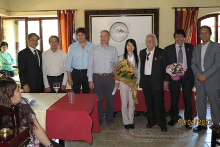 Anh hùng Kostas Sarantidis Nguyễn Văn Lập và Ban Chấp hành Hội Hữu nghị Việt Nam - Hy Lạp sau khi được kiện toàn. Ông Lập giữ vị trí Chủ tịch danh dự Hội. (Ảnh do đồng chí Vũ Bình, nguyên Đại sứ Việt Nam tại Hy Lạp, cung cấp)